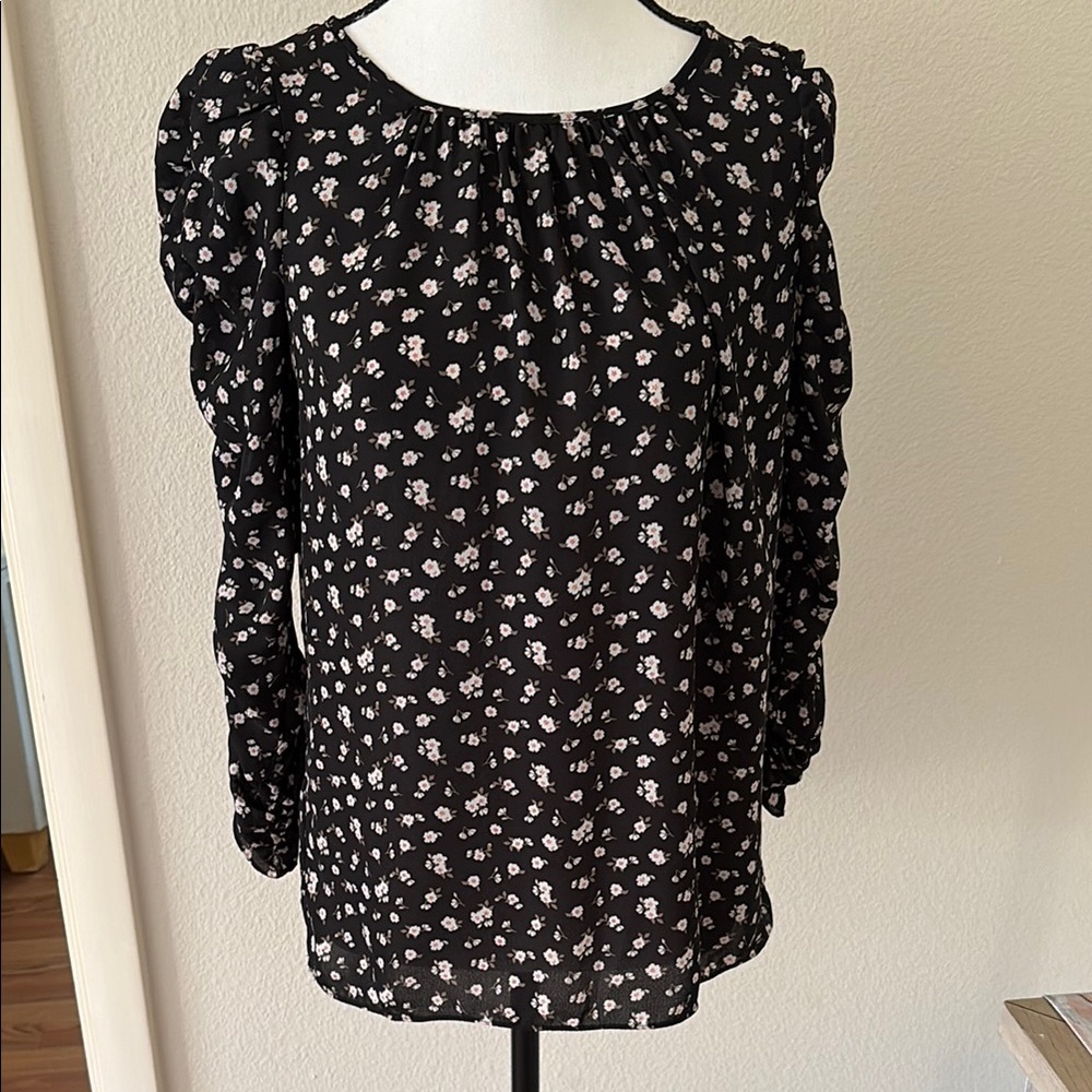 Max Studio Black and White Ruffled Puff Sleeve Blouse